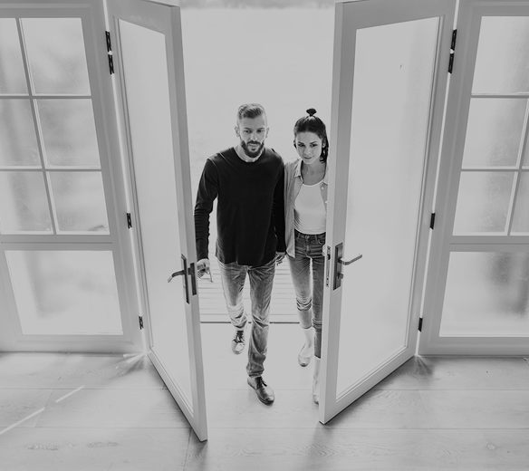 Pareja entrando a su nuevo hogar